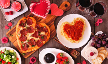 belle tavle pour la saint valentin . pates à la sauce tomate et petite pizza en forme de coeur au chorizo