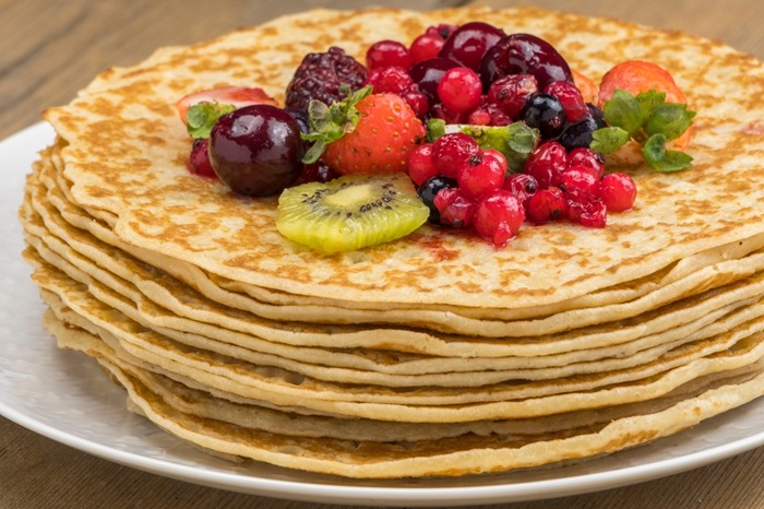 belle pile de crêpes surmontée de fruits frais