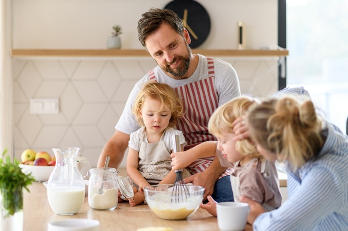 famille qui prépare des crêpes pour la Chandeleur