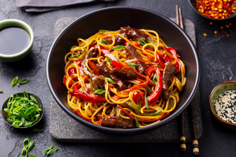 Stir,Fry,Noodles,With,Vegetables,And,Beef,In,Black,Bowl.