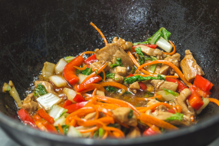 Chinese,Wok.,Asian,Udon,Noodles,With,Chicken,And,Vegetables.
