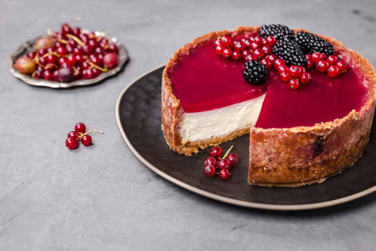 Cheesecake,Topped,With,Raspberry,Jelly,,Garnished,With,Blackberries,And,Red