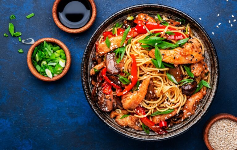 Stir,Fry,Noodles,With,Chicken,,Red,Paprika,,Mushrooms,,Chives,And