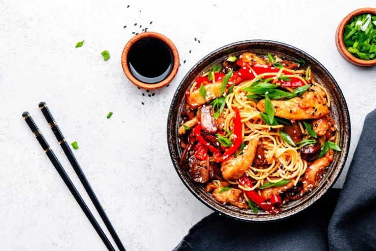 Stir,Fry,Noodles,With,Chicken,,Red,Paprika,,Mushrooms,,Chives,And
