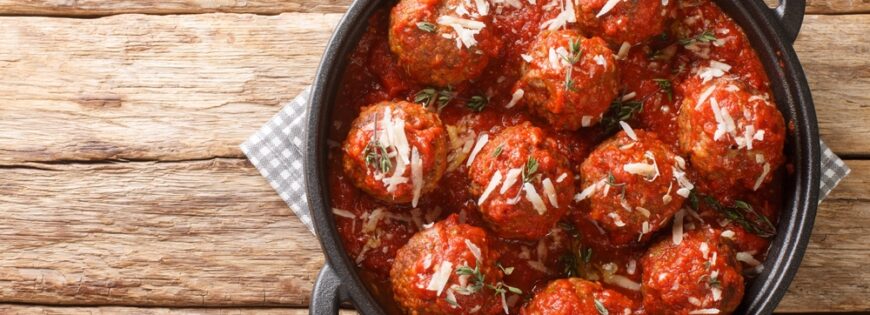 Boulettes de viande dans un plat