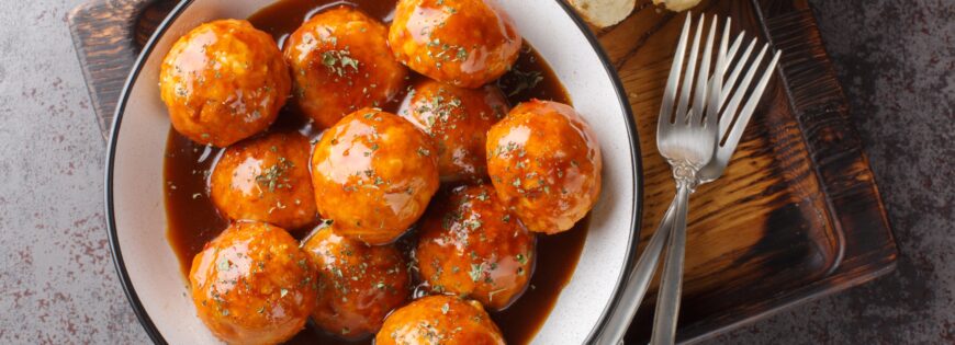 Une assiète de boulette de viande