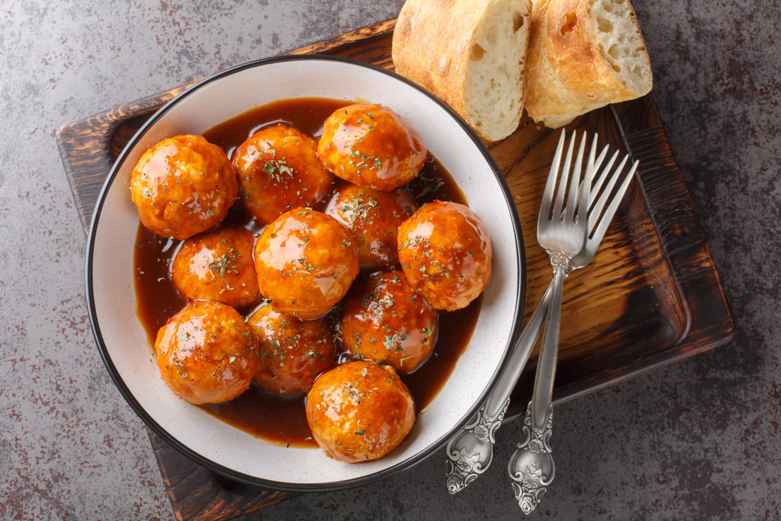 Une assiète de boulette de viande