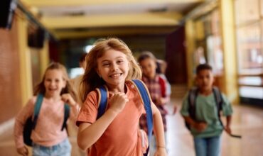 des enfants qui courent avec leur cartable pour illustrer le sujet Rentrée scolaire : 4 conseils pour bien s'organiser et alléger son budget