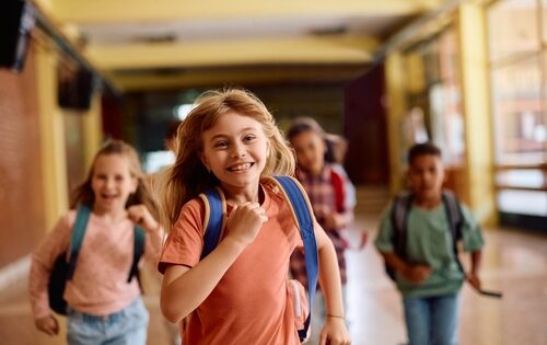 des enfants qui courent avec leur cartable pour illustrer le sujet Rentrée scolaire : 4 conseils pour bien s'organiser et alléger son budget