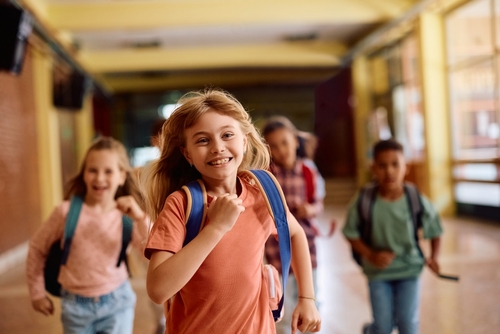 des enfants qui courent avec leur cartable pour illustrer le sujet Rentrée scolaire : 4 conseils pour bien s'organiser et alléger son budget