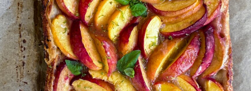 Tarte feuilletée pêches, nectarines & tomates cerises