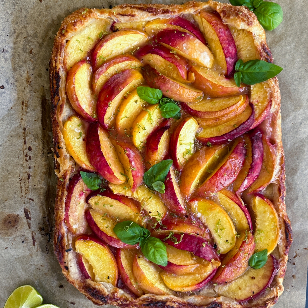 Tarte feuilletée pêches, nectarines & tomates cerises