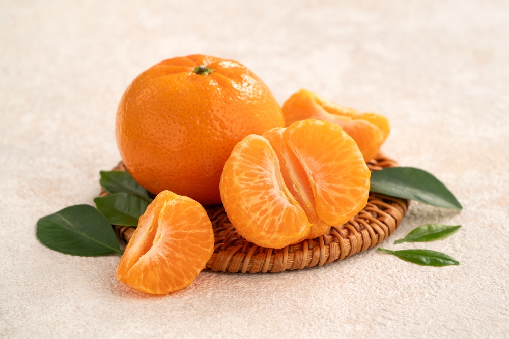 mandarine entière et épluchée