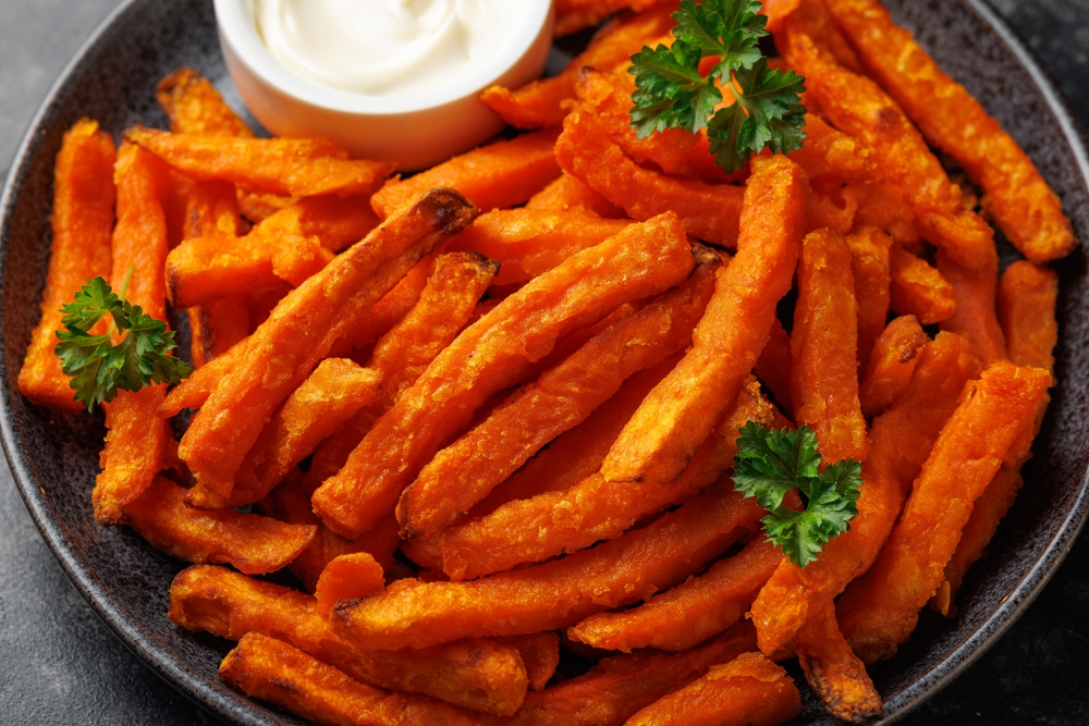 assiette de frites de patate douce
