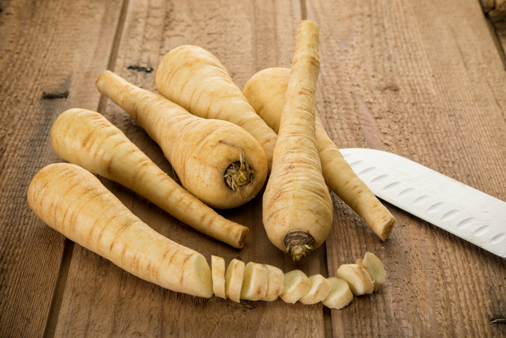 panais frais sur une planche à découper