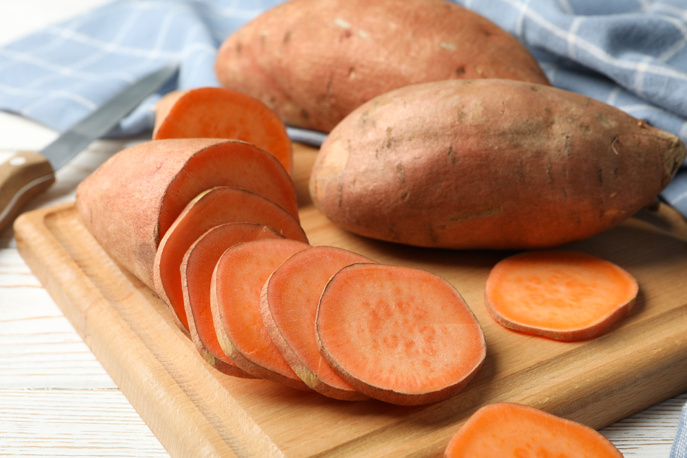 plateau présentant de la patate douce entière et coupée en tranches