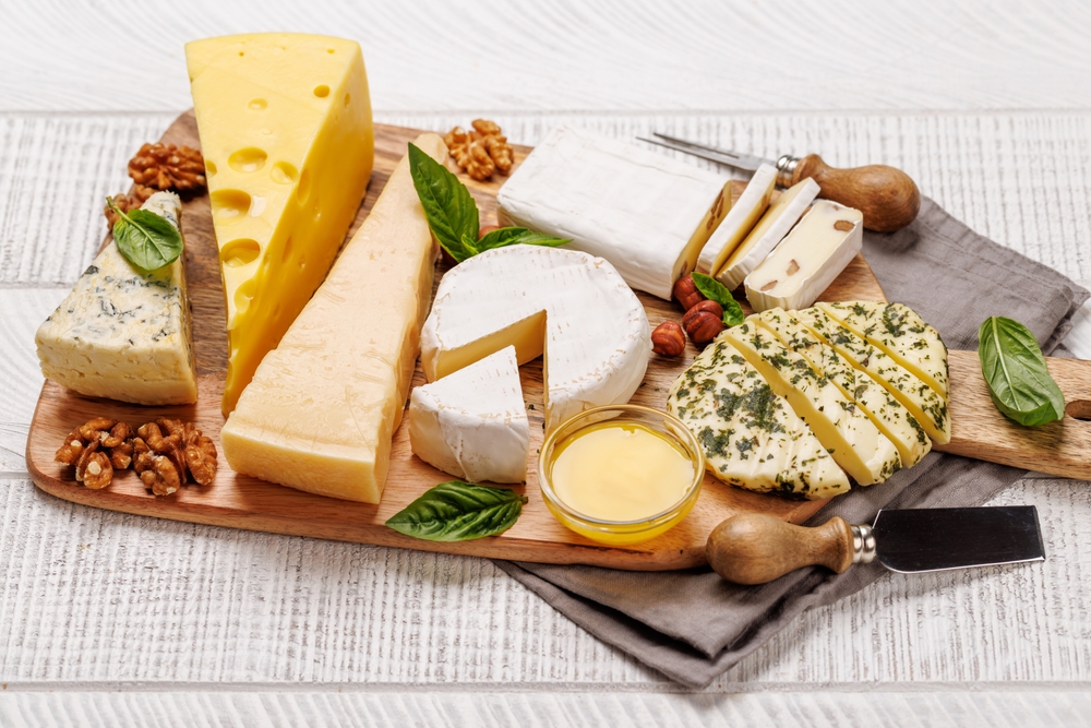 plateau de fromages à partager durant un repas de fête