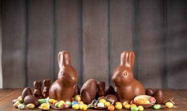 lapins et oeufs en chocolat au lait