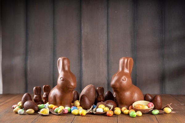 lapins et oeufs en chocolat au lait