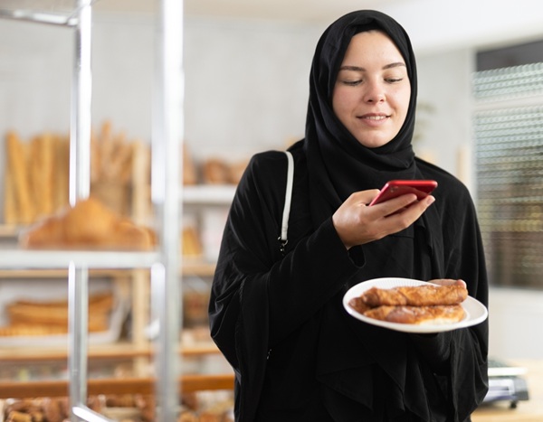 femme musulmane qui utilise l'application halal