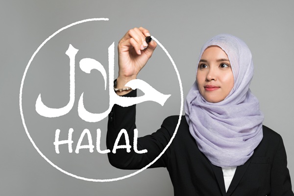 femme qui dessine le logo halal