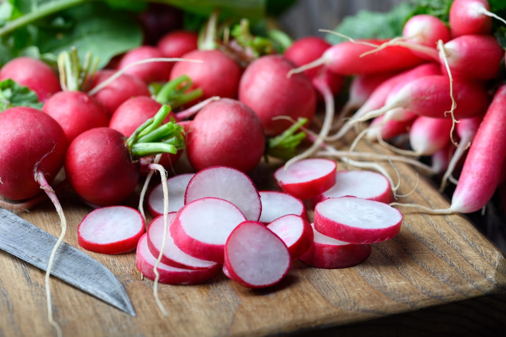 une botte de radis roses, légume de Marché Frais